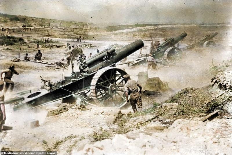 44855783-9740433-British_artillery_bombard_the_German_position_on_the_Western_Fro-a-50_1625046816829.jpg