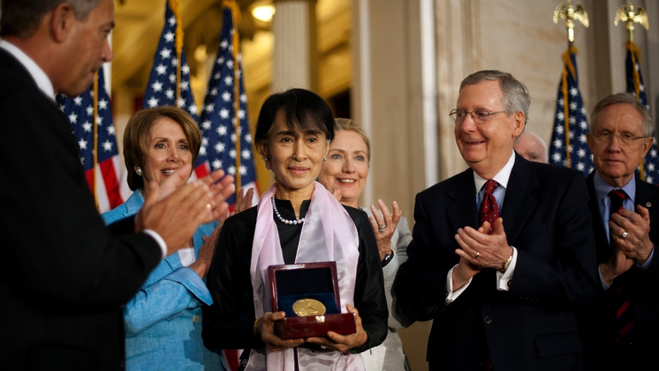 aung_san_suu_kyi_congressional_gold_medal_obama_september_19_2012.jpg