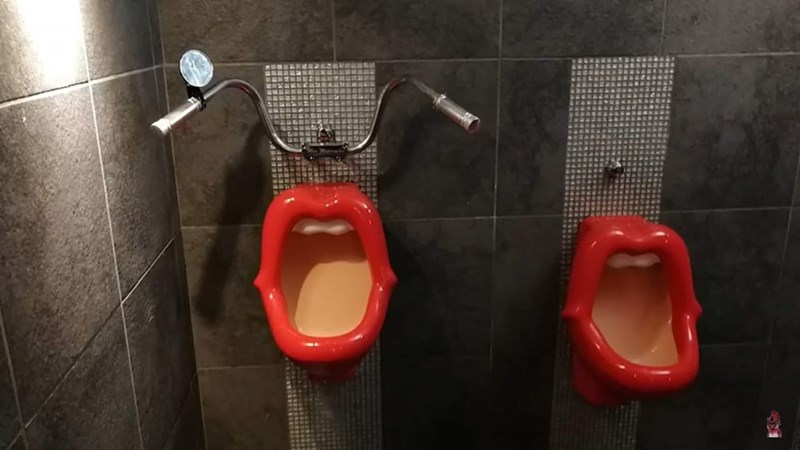 cursed_images-toilet-shaped-into-open-mouth.jpeg