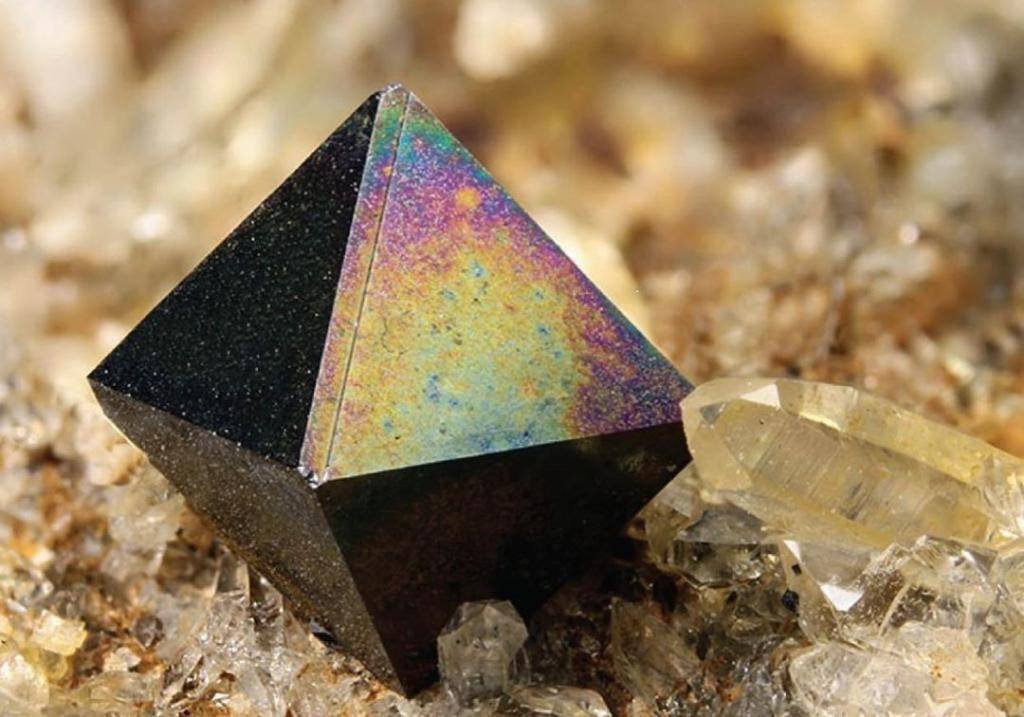 Октаэдр кристаллы. Магнетит минерал. Магнетит минерал Кристаллы. Габитус магнетита. Флюорит октаэдр.